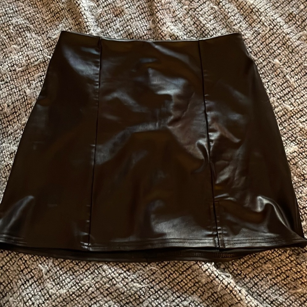 Short leather black skirt